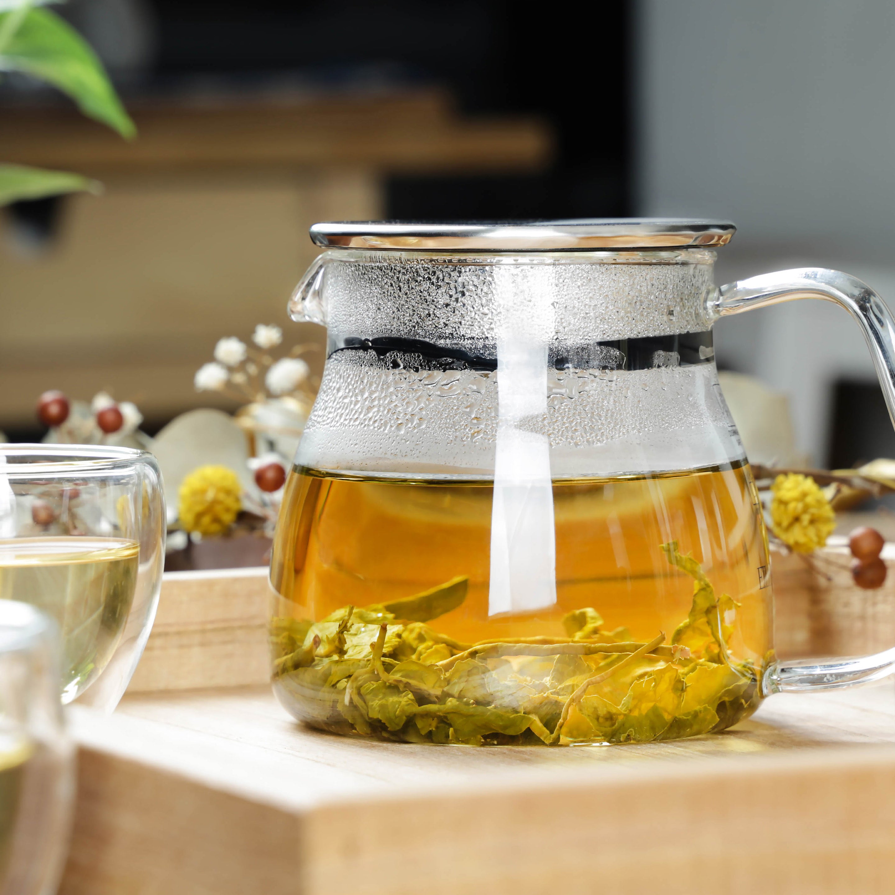 Teekanne aus Glas mit Sieb