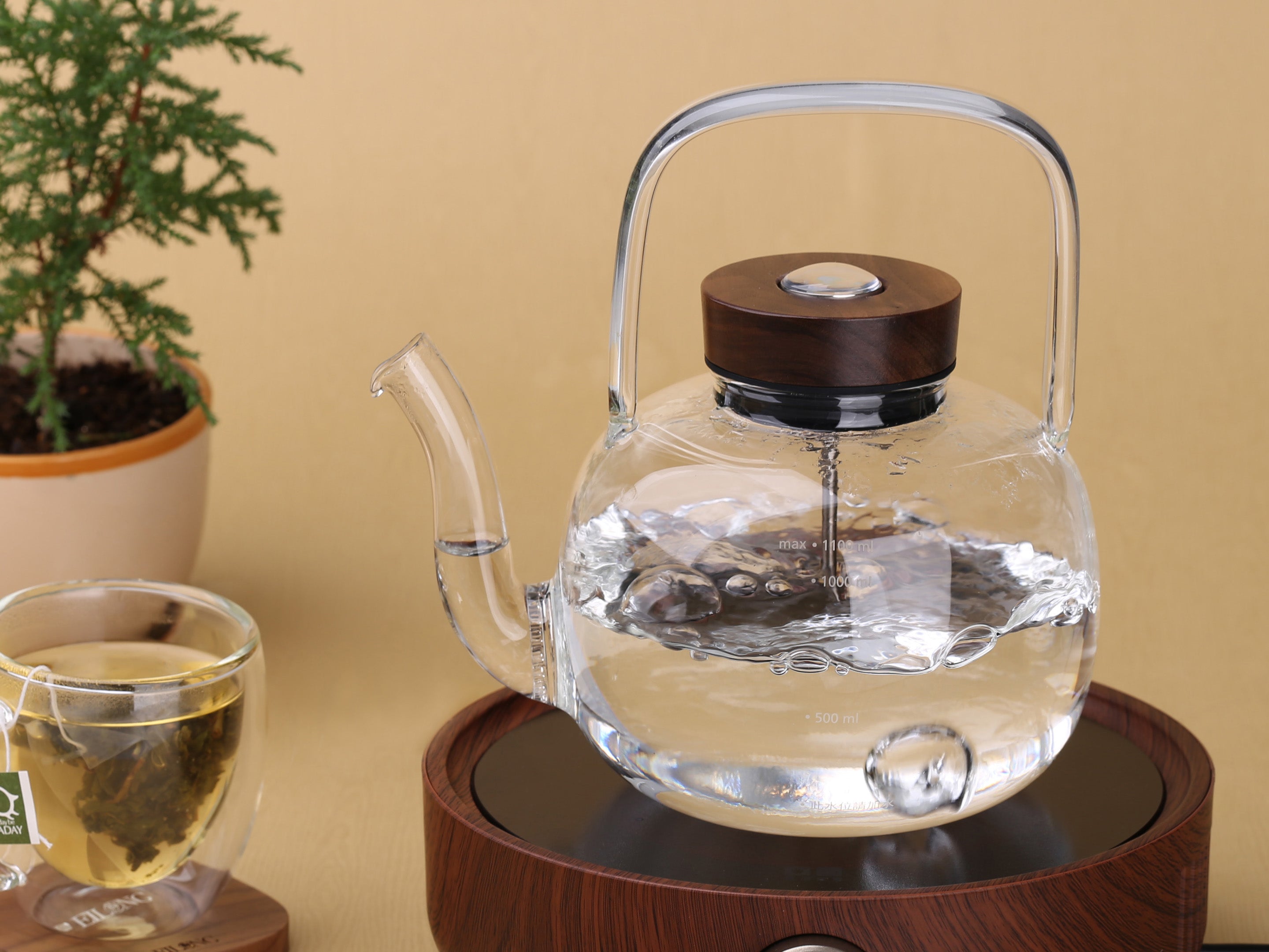 https://www.eilong.com/cdn/shop/products/borosilicate_glass_tea_kettle_with_thermometer_Retro_Glass_Kettle_1100ml_01.jpg?v=1651112033