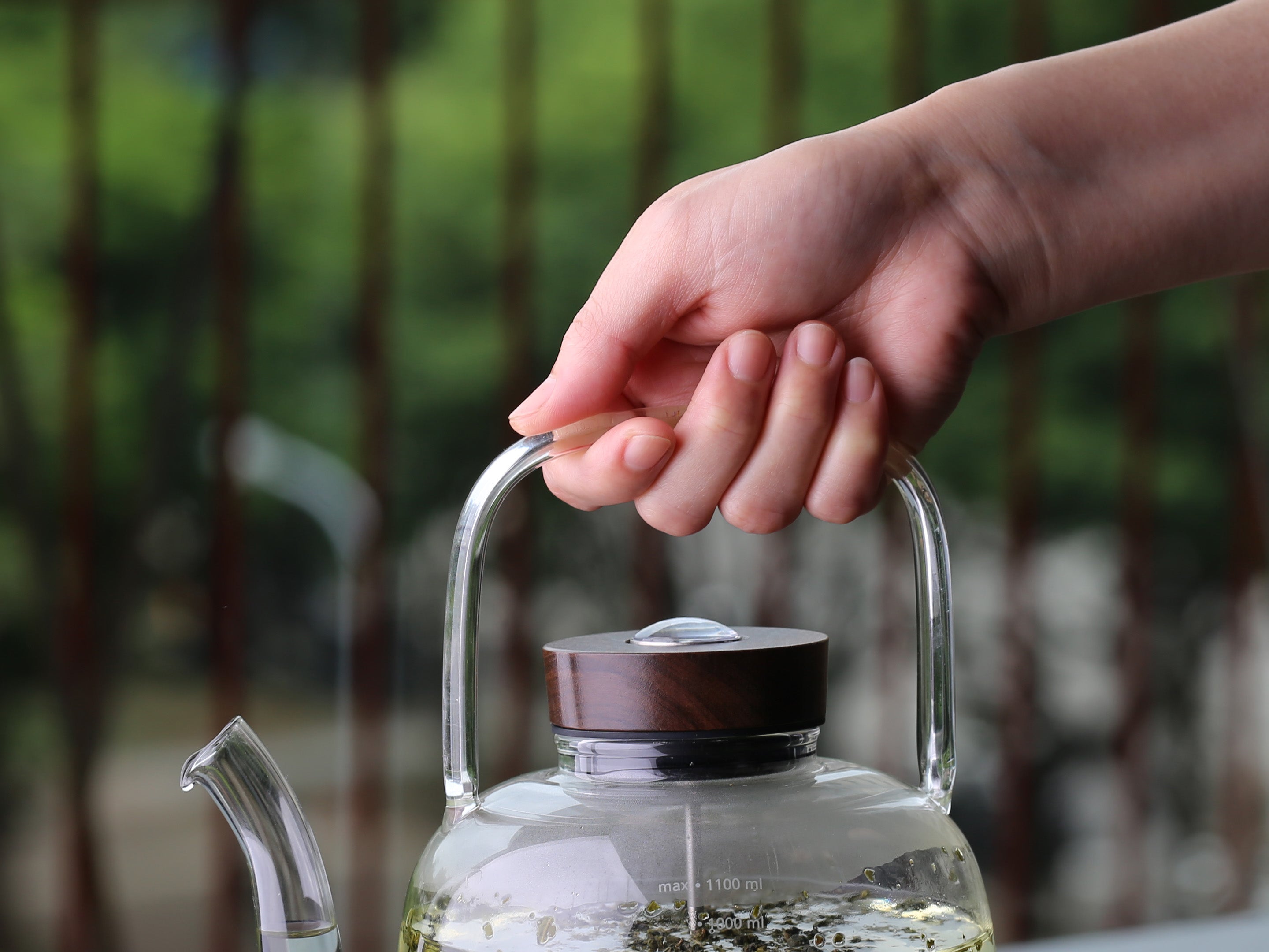 https://www.eilong.com/cdn/shop/products/borosilicate_glass_tea_kettle_with_thermometer_Retro_Glass_Kettle_1100ml_06.jpg?v=1651112033
