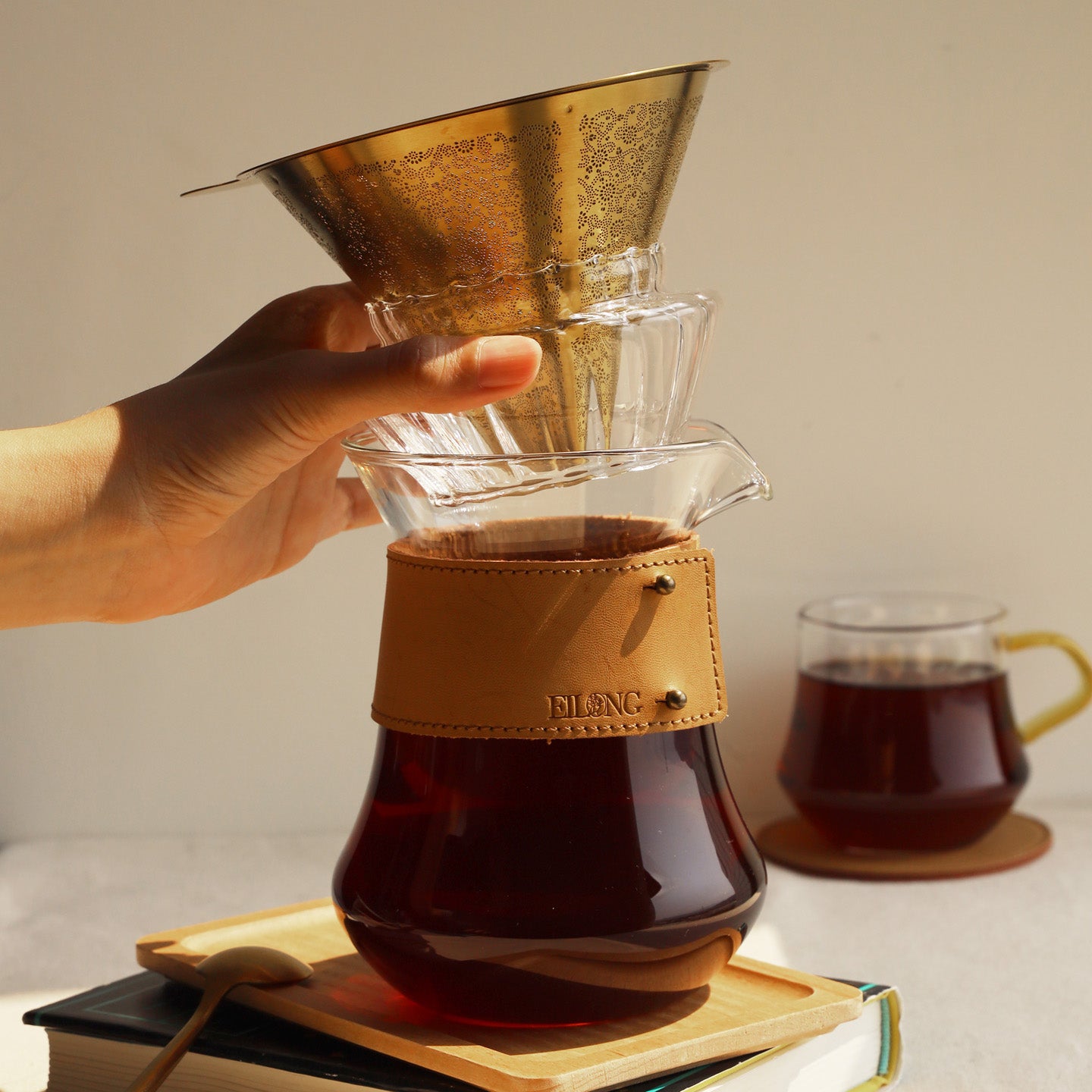 https://www.eilong.com/cdn/shop/products/clear-pour-over-coffee-maker-daybreak-6.jpg?v=1665979515